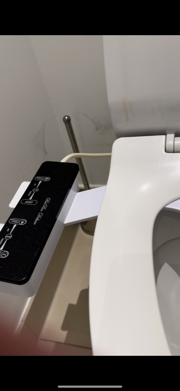 Afmontering af bidet på toilettet