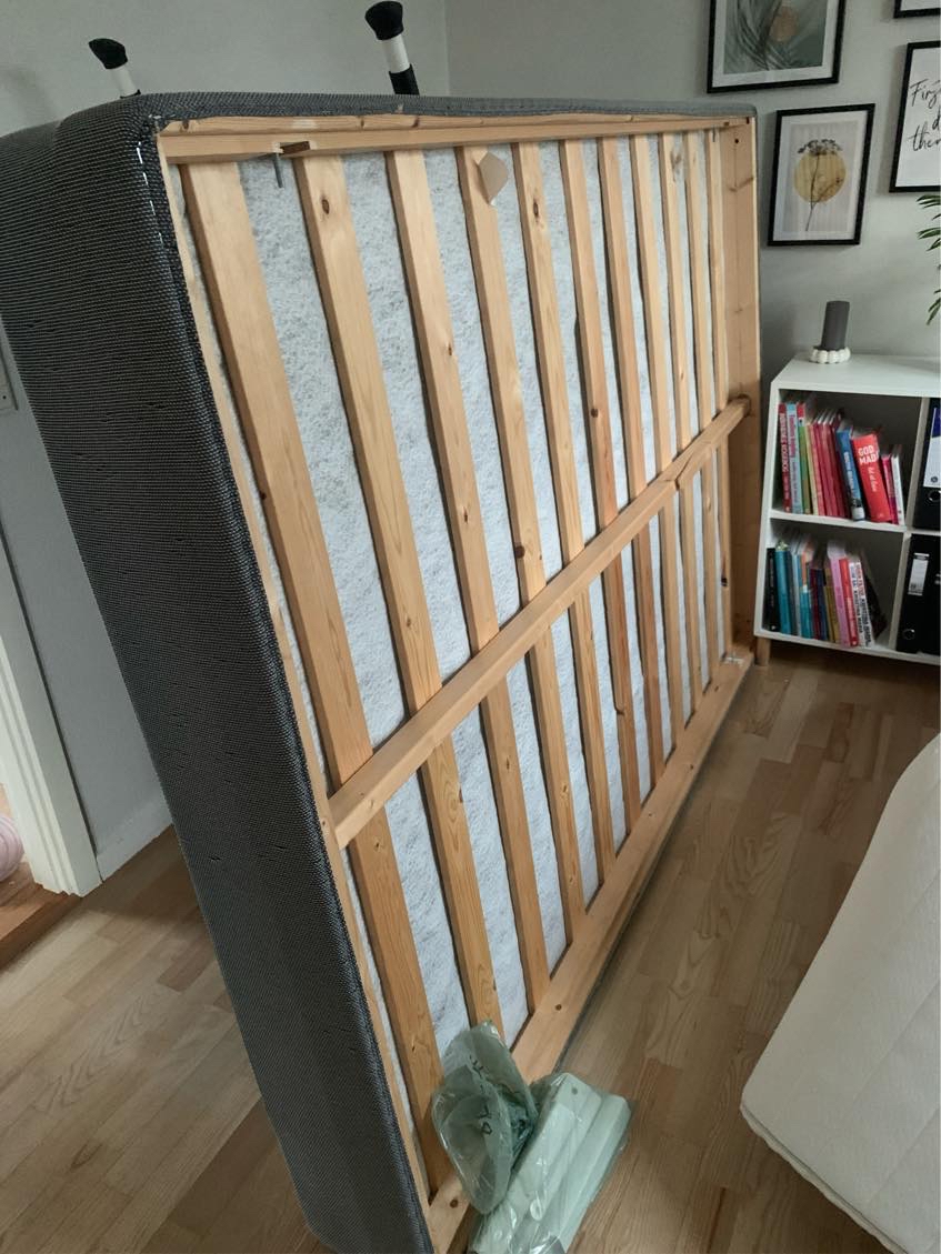 Seng på genbrugsstationen