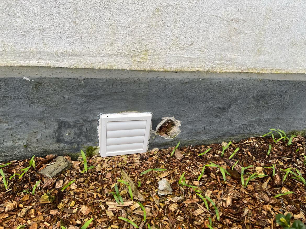 Reparation af sokler. Det meste skyldes at terrassen er lavere end tidligere.