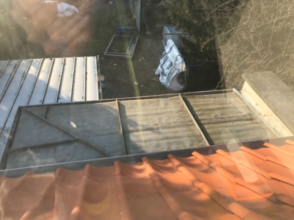 Nyt tag og tagpap, og ovenlys vindue monteres