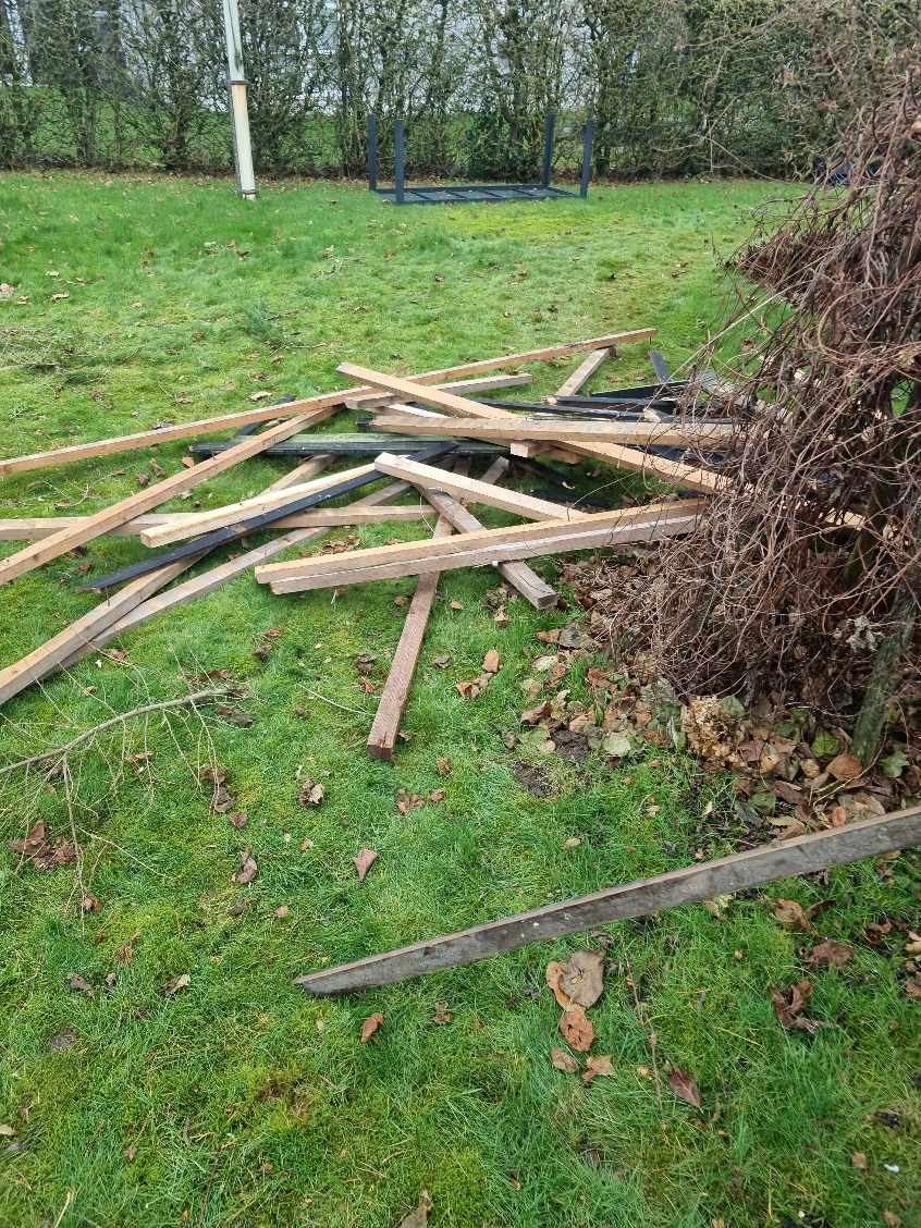 Jeg søger 1-2 som vil fjerne alt affald omkring mit hus som vi har renoveret