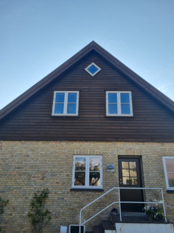 Stillads og maler til hus