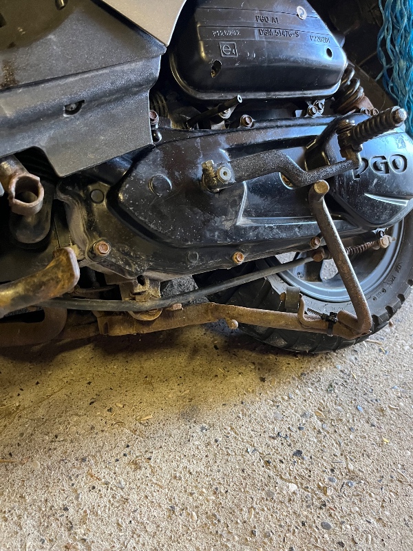 Udskiftning af dobbelt støtteben på PGO Hot 50 knallert.