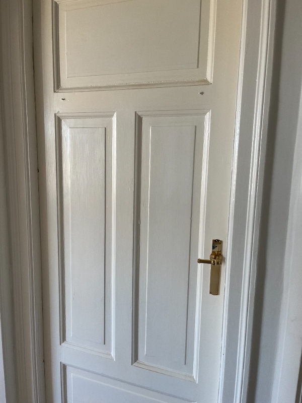 Opsætning sokkel ved opvaskemaskine og justering af skæv dør