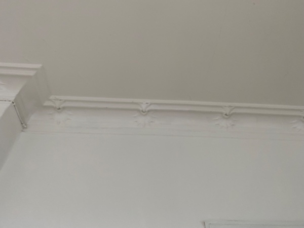 Stuk/gesimser i 5 ud af 6 rum i en lejlighed der er 158 m2.