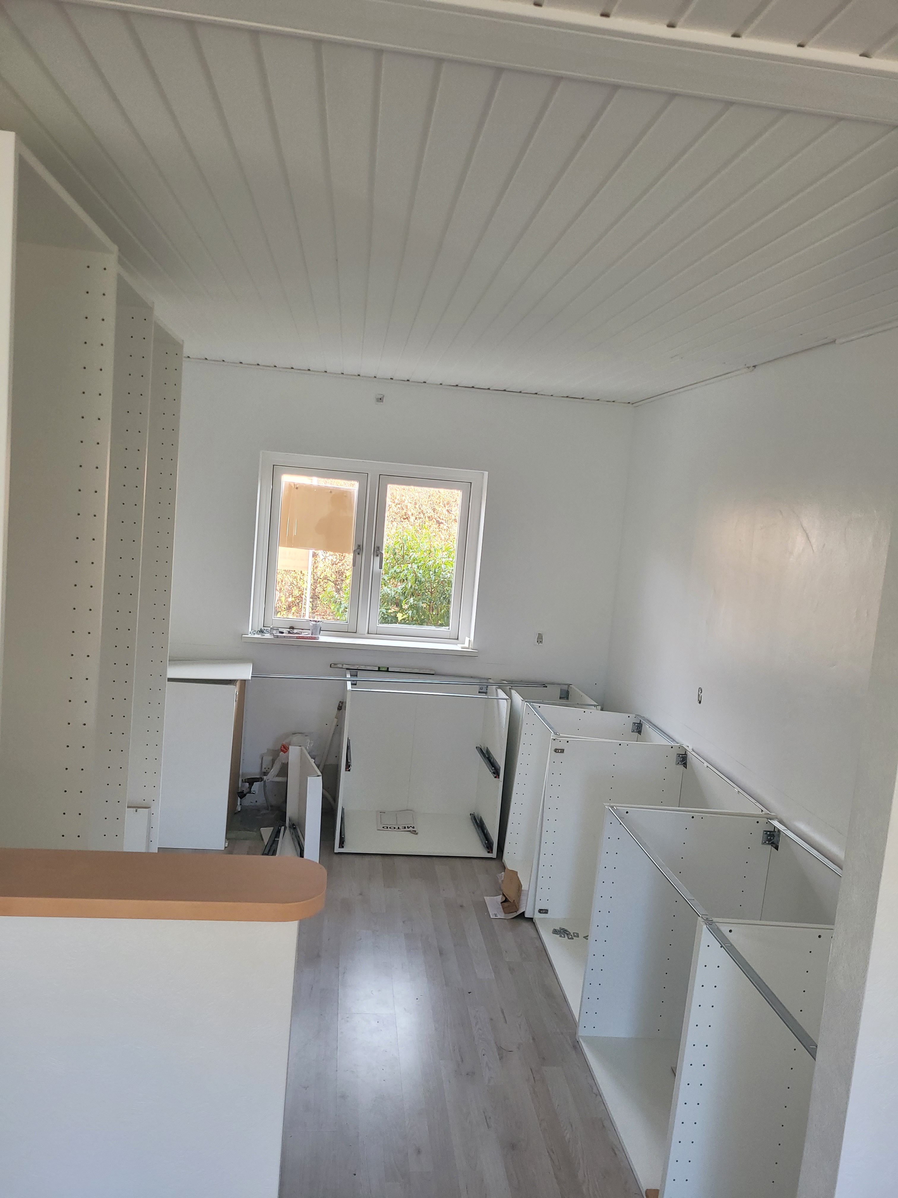 HASTER. Montering af skinne samt køkkenelementer.