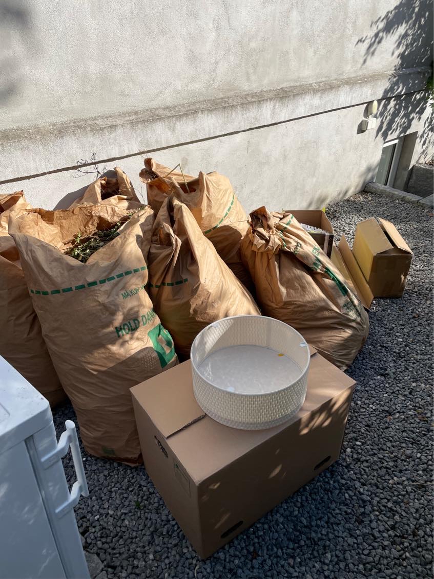 Afhentning af have affald, pap og en fryser