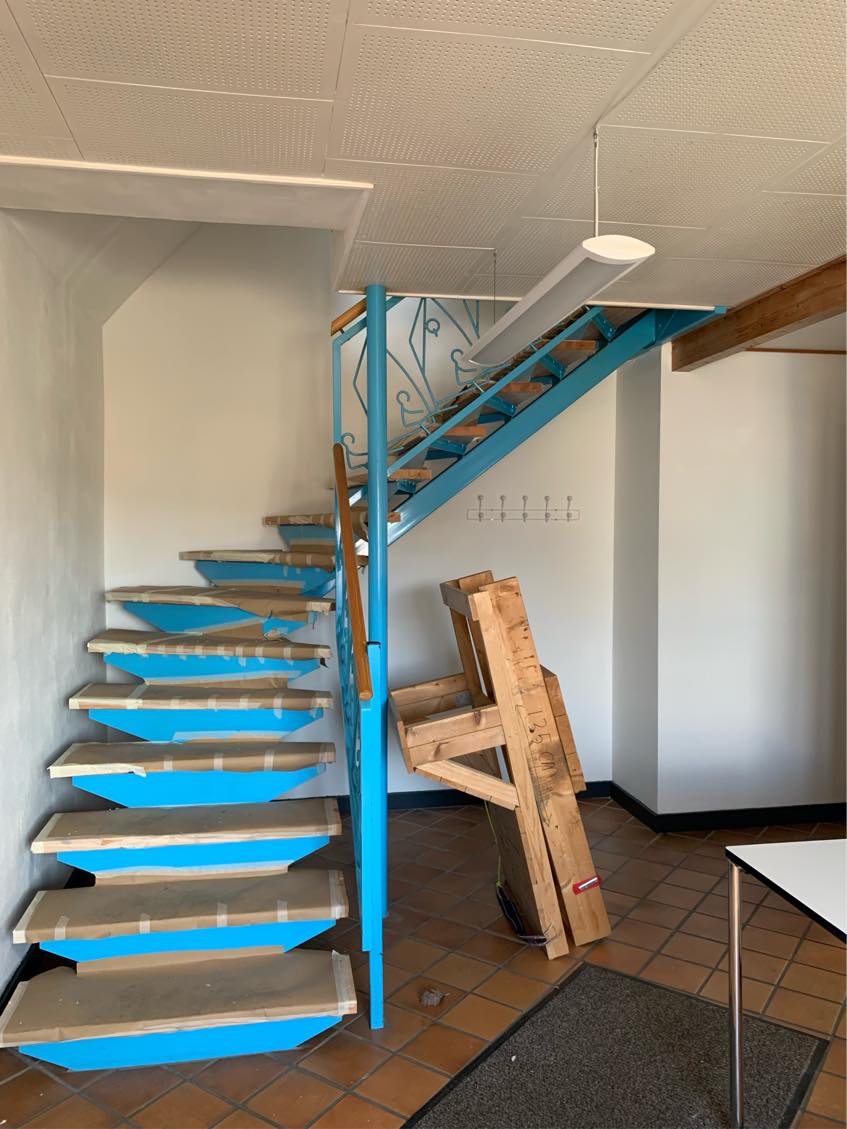 maling af metaltrapper, slibning og lakering af trin