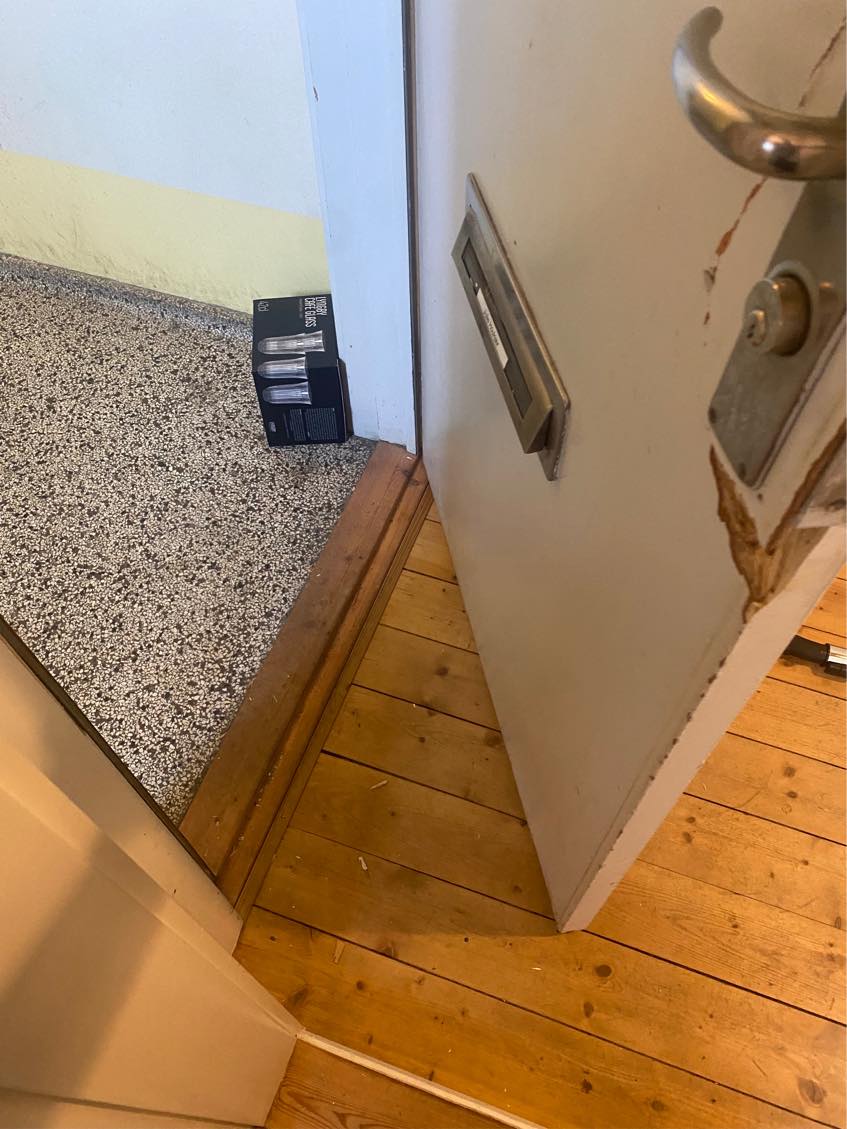 Hej jeg skal have skiftet min dør til lejligheden da den er flækket og kan ikke lukkes…Viceværten kan dsv først hjælpe med det på mandag så skal ha gjordt det helst idag eller imorgen.