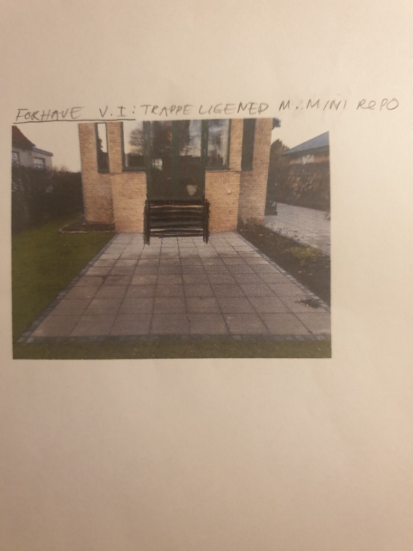 Ophævet træterrasse (baghave) + trappe (forhave)