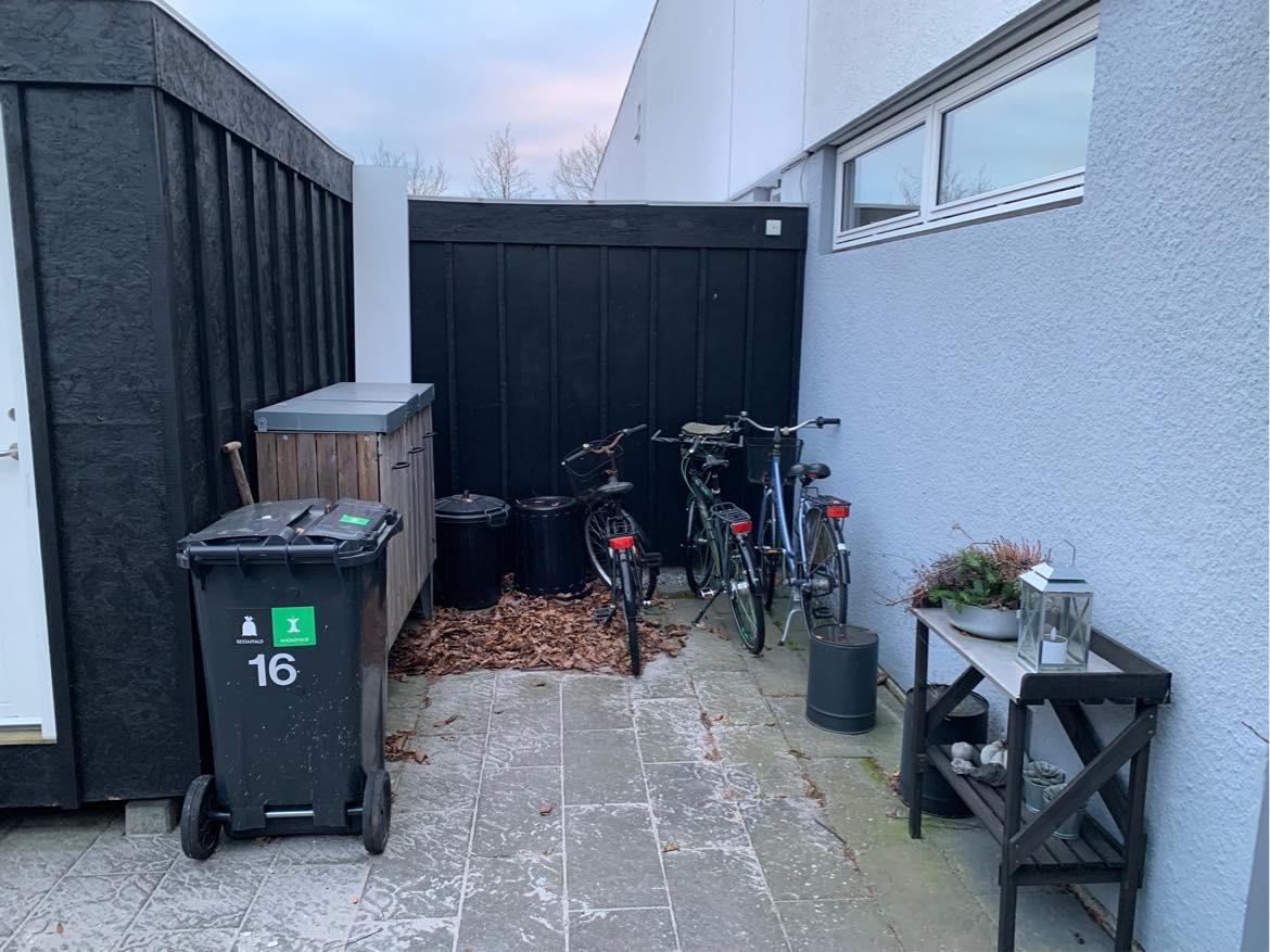 Hjælp til opsætning af døre + karme, og etablere en cykeloverdækning