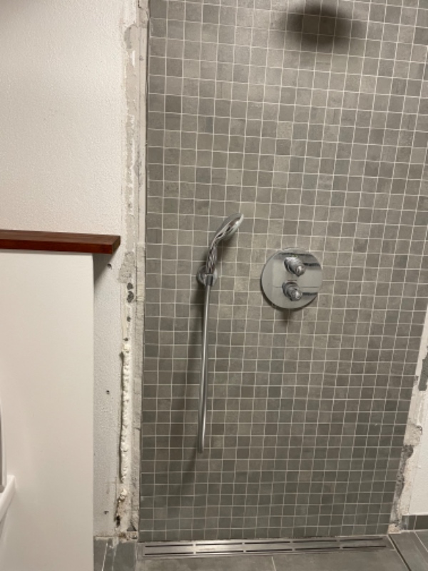 Opretning af væg på badeværelse