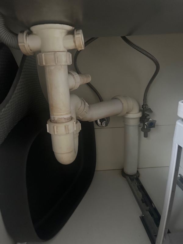 skifte et nedløbsrør under køkkenvasken