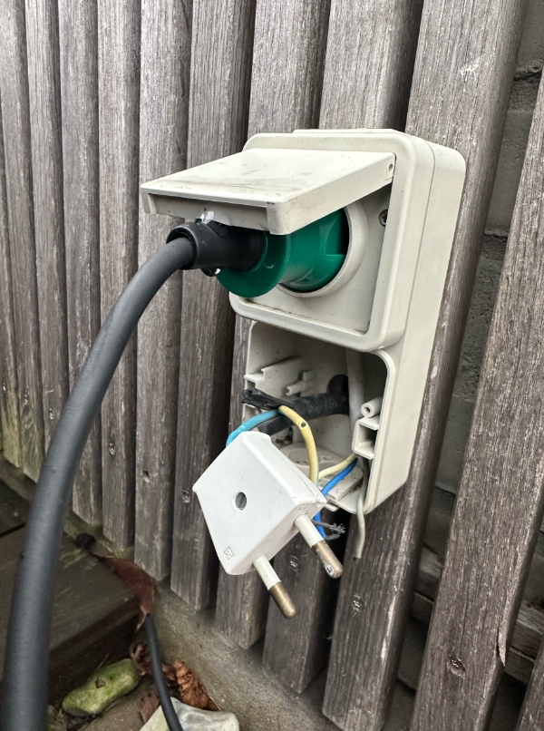 Installation af udendøres stikkontakt samt trække stik/stikkontakt til pergola