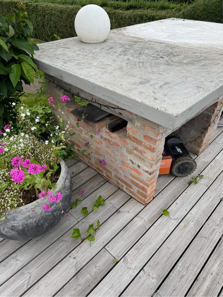 Oppudsning af udekøkkenbord