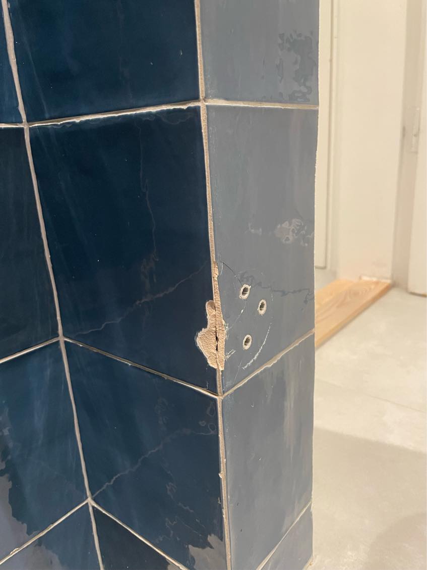 Udskiftning af knækket fliser i bruseniche