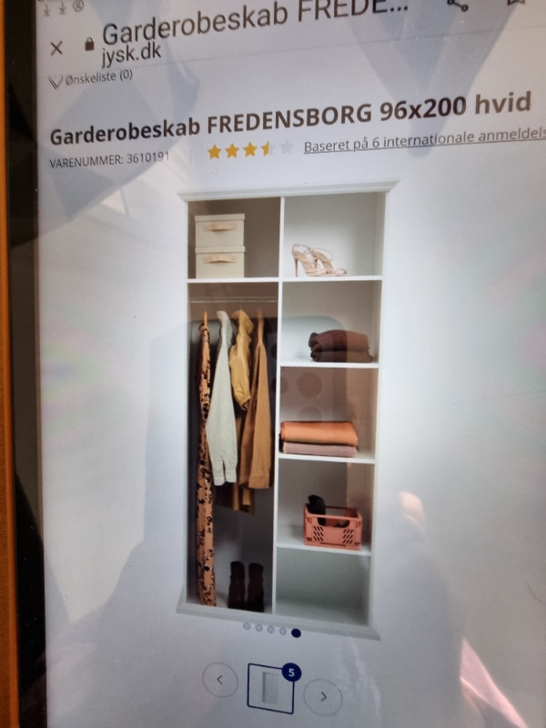 Samling af garderobeskab fra Jysk med 2 døre og 5 hylder. Fastgørelse til væg. Alt er pakket ud.De