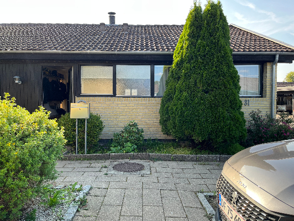 luget ukrudt i forbed foran og langs rækkehus