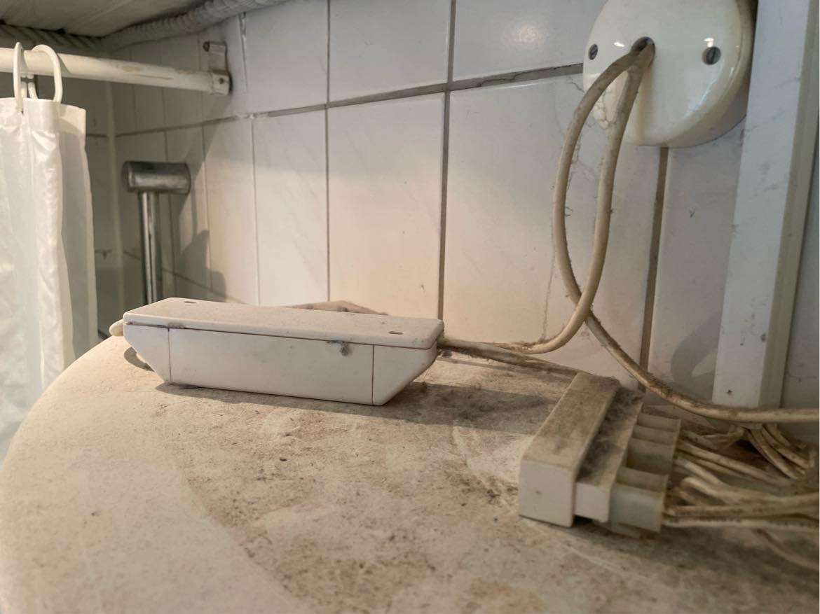 Badeværelse med elreparation af spots i loftet samt opsætning af Ikea vask og vaskeskabe samt badetermostat.Evt fugearbejde på gulv