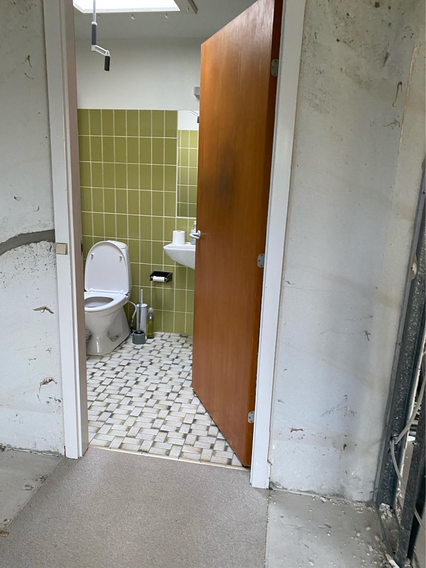 Rykke en dør på badeværelset, til den anden side