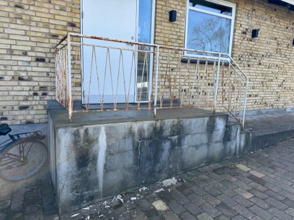 Nye fliser på trappe, samt slibning, grundig og maling af trappegelænder.