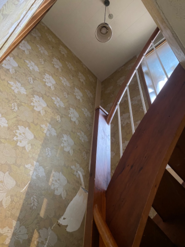 Spartling og opsætning af filt på vægge og luft i 70m2 kælder + trappeopgang