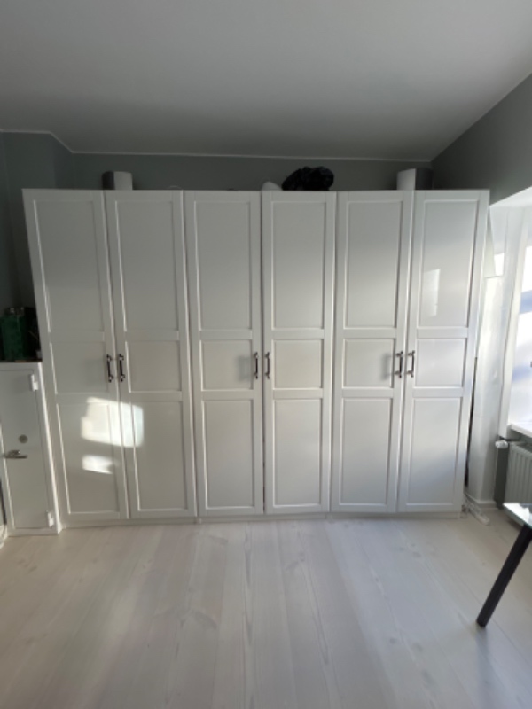 Maling af skabe og montering af enkelte billeder