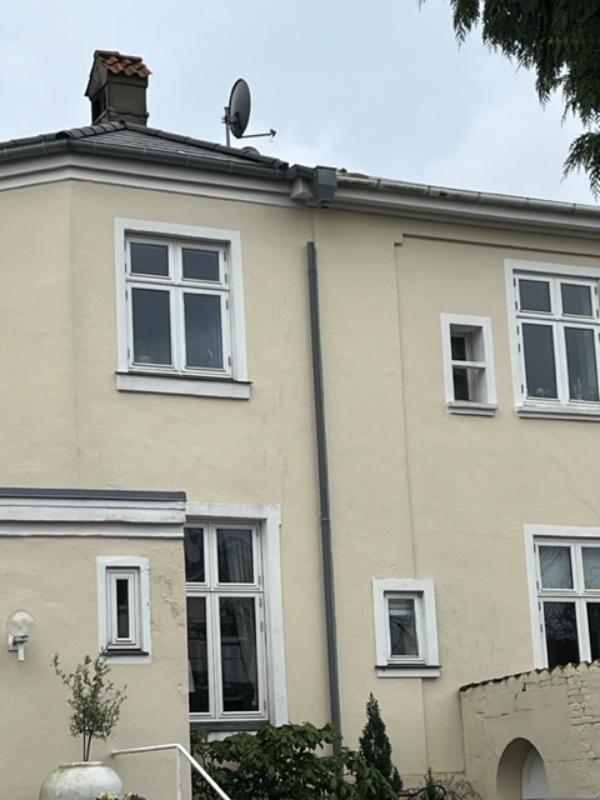 nedløbsrør faldet ned i storm, skal genplacere