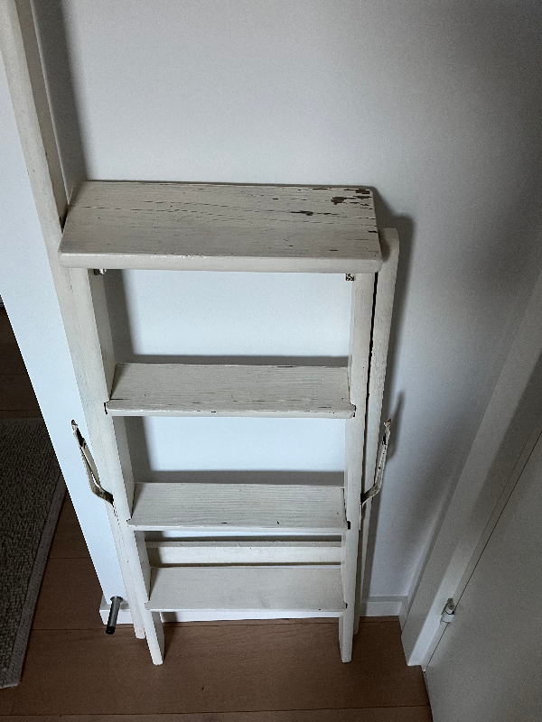 Slibning af lille bord af douglasgran. mål : 90x 45. Kan slibes på min altan. En trappestige af træ som skal forstærkes med skruer.