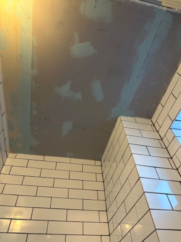 Spartling og filt på nyt gipsloft i badeværelse