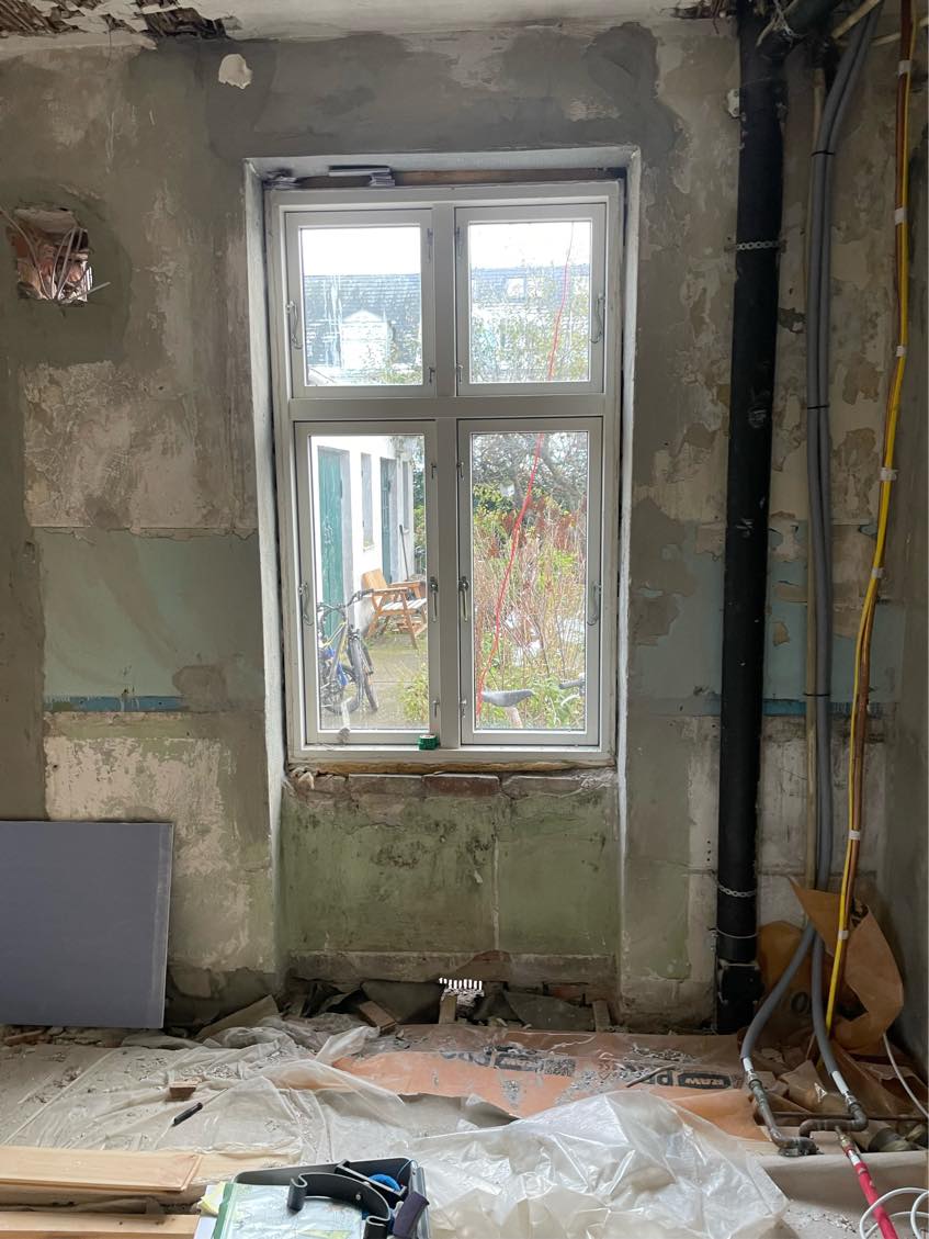 Murer: Åbne op til 2 terrassedører ved 2 vinduer i stueplan.