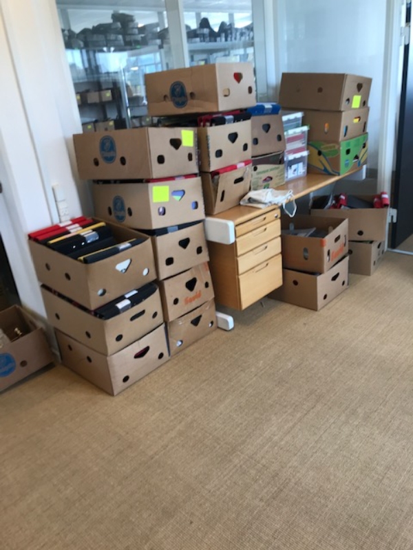 hjælp med nedbæring til varevogn fra 1. sal af 40 flyttekasser