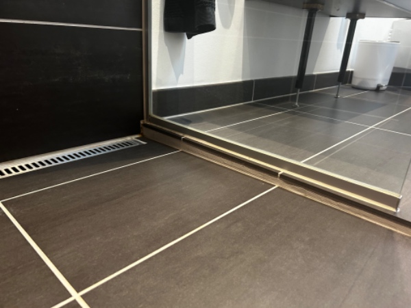 Reparation af cementfuge i bruseniche