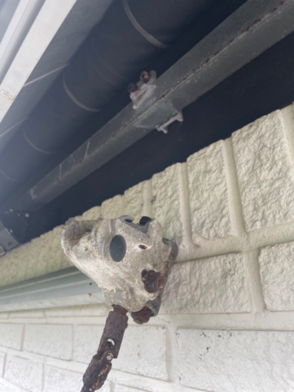 Den ene markisearm er knækket ved ophæng