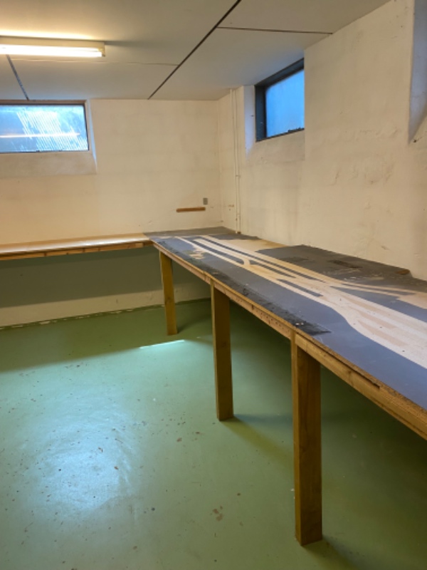 Nedtagning af ophængt reol samt bortskaffelse af diverse 