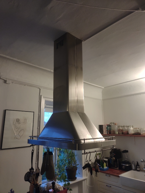 Emhætte ønskes pillet ned og kørt på genbrugsstation i nærheden.