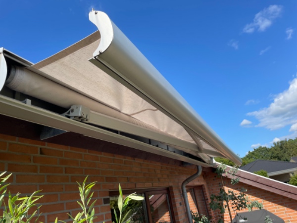 Markise der ikke kan rulle helt tilbage. Problemet er formentlig rullen og/eller grebene i begge sider.