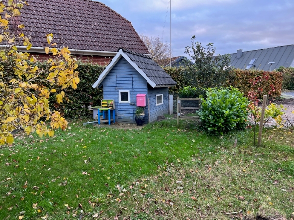 Gravning af rende rundt om legehus 60-80 cm (rottesikring)