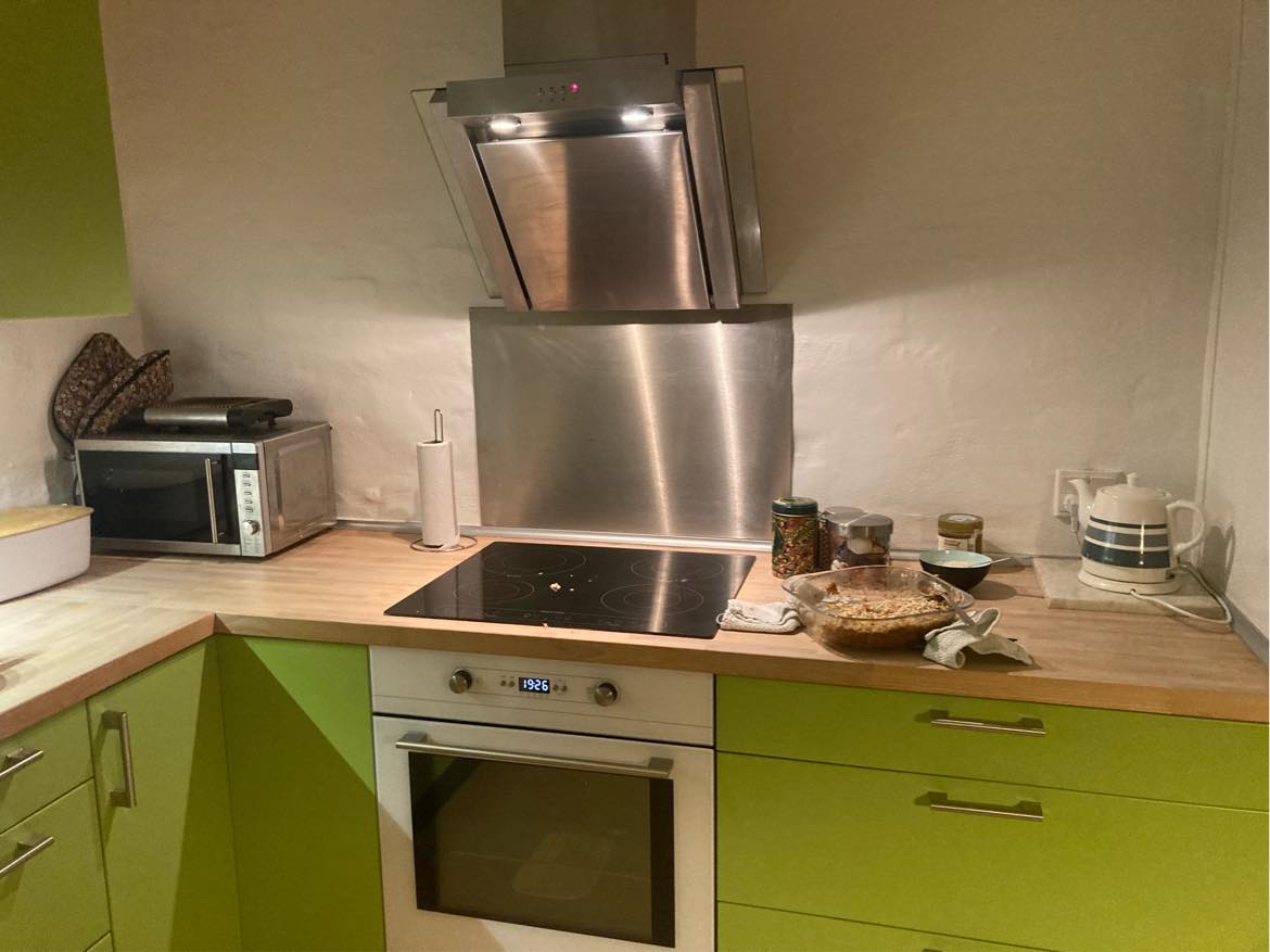 Slibning og lakering af bordplade i køkken