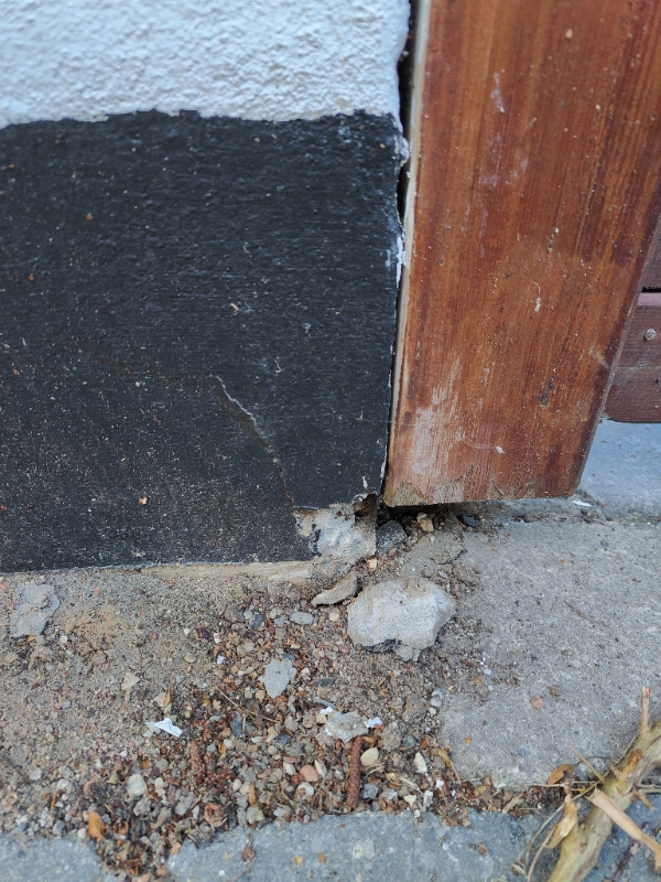 Revne og puds fra højnet som er faldet af soklen på vores hus