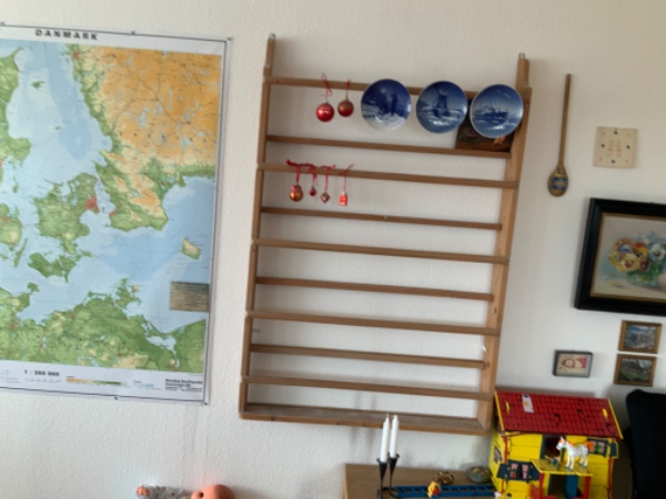 Hænge en hylde op på væg og flytte en tallerkener-kke  ca 15 cm op på væg , fra hvor den nu hænger