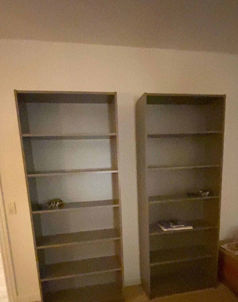 Låger på vitrineskab + justering så det står lige