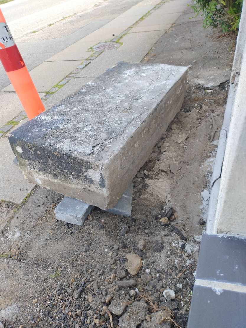 Fjerne dørtrin af beton , 2 mand ca 100 kg