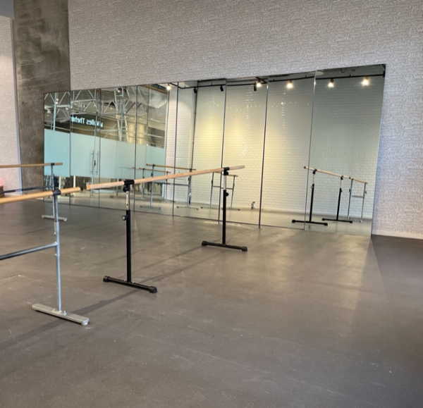 8 tunge spejle skal lægges på rullevogn og flyttes ned i kælder. To læs.