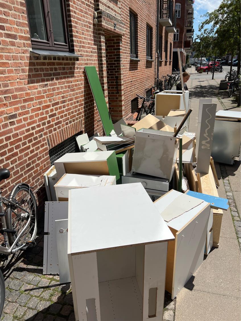 Fjerne byggeaffald fra nedrivning af køkken