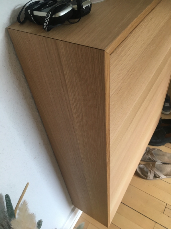 nedtagning af loftslampe, nedtagning af stort klædeskab, skoskab fra væg og nedtagning af tv fra væg