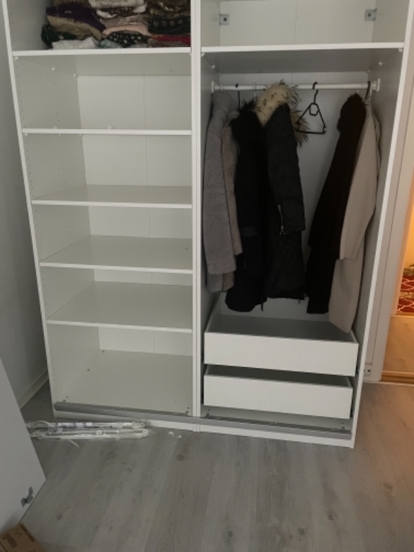 Et halvt færdigt garderobeskab og en kommode 