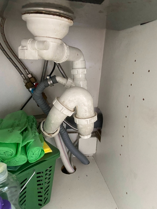 Fjerne hylder og lave stort hul mellem vask og skab