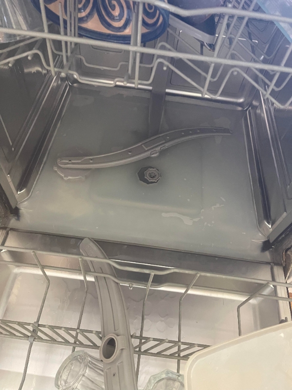 opvaskemaskine, vand i bunden