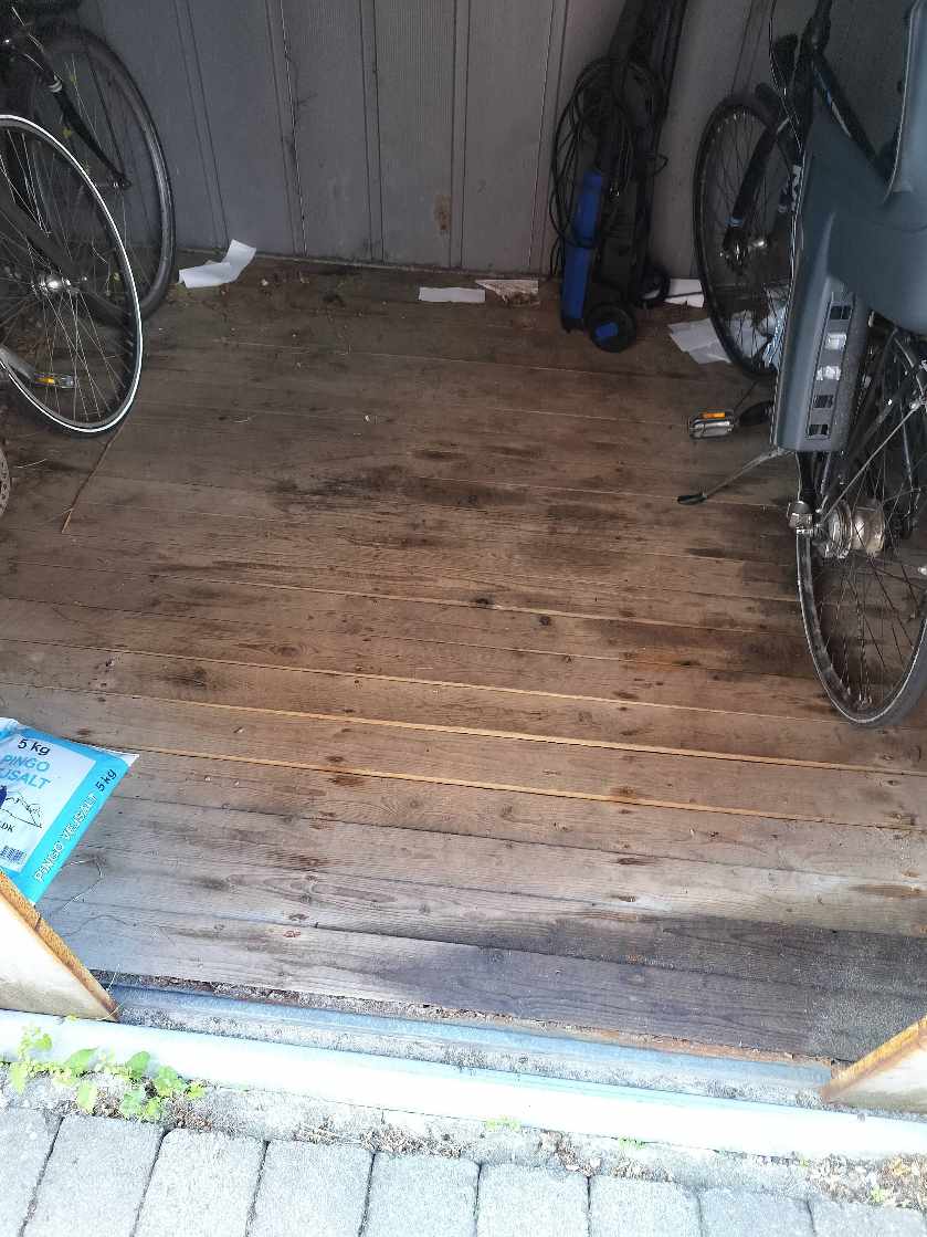 Nedrivning og bortskaffelse af skur